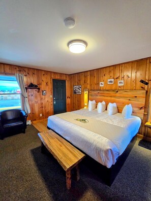Room - Spacious Ground Floor King Room | Tub/Shower | Breakfast Included (Red Lodge)