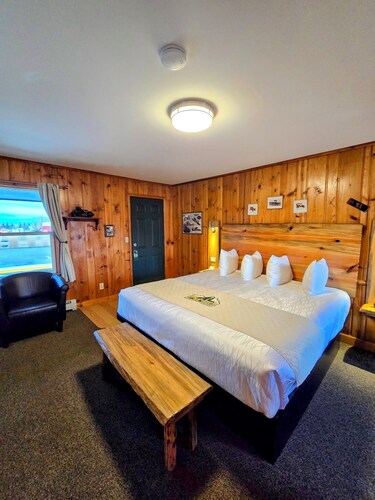 Spacious Ground Floor King Room | Tub/Shower | Breakfast Included