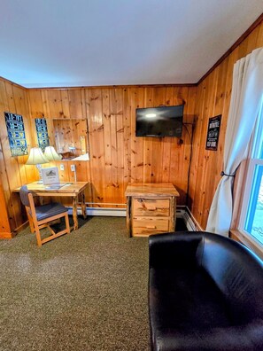 Living area - Spacious Ground Floor King Room | Tub/Shower | Breakfast Included (Red Lodge)