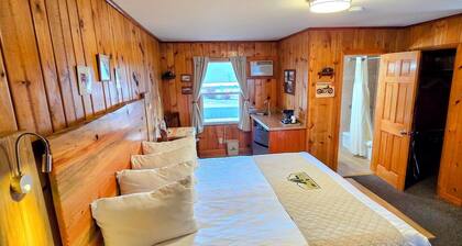 Spacious Ground Floor King Room | Tub/Shower | Breakfast Included