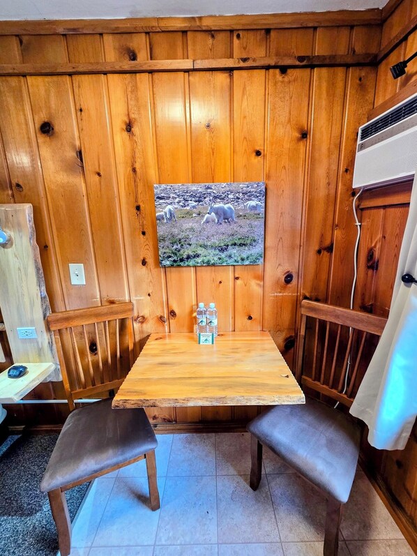 Dining - Spacious Ground Floor King Room | Tub/Shower | Breakfast Included (Red Lodge)