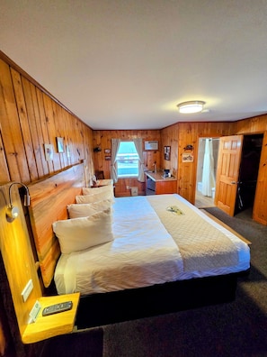 Room - Spacious Ground Floor King Room | Tub/Shower | Breakfast Included (Red Lodge)