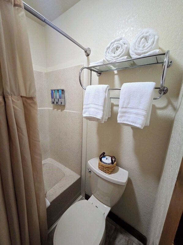 Bathroom - Ground Floor Room with 2 Queen Beds | Tub/Shower | Breakfast Included (Red Lodge)