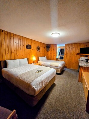 Room - Ground Floor Room with 2 Queen Beds | Tub/Shower | Breakfast Included (Red Lodge)