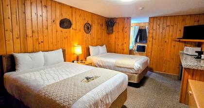 Ground Floor Room with 2 Queen Beds | Tub/Shower | Breakfast Included