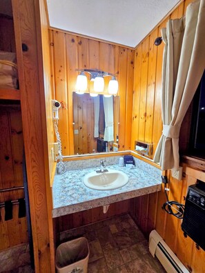 Bathroom - Ground Floor Room with 2 Queen Beds | Tub/Shower | Breakfast Included (Red Lodge)
