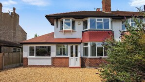 Exterior - Comfortable Coastal Home near Meols Beach, perfect base with parking (Meols)
