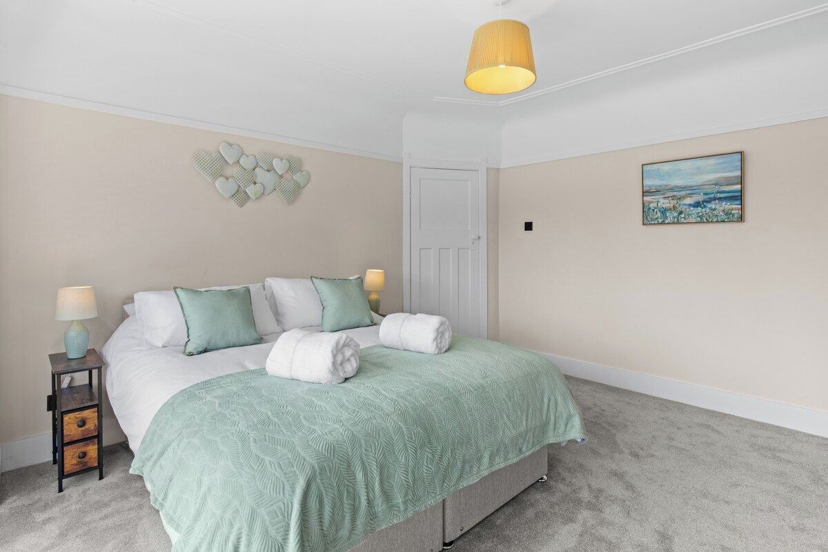 4 bedrooms, iron/ironing board, free WiFi, bed sheets