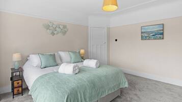 4 bedrooms, iron/ironing board, free WiFi, bed sheets