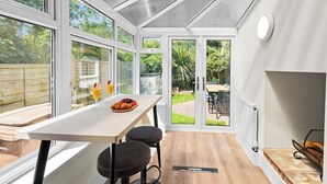 Dining - Comfortable Coastal Home near Meols Beach, perfect base with parking (Meols)