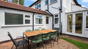 Outdoor dining - Comfortable Coastal Home near Meols Beach, perfect base with parking (Meols)