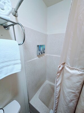Bathroom - Ground Floor Room with 2 Queen Beds | Tub/Shower | Breakfast Included (Red Lodge)