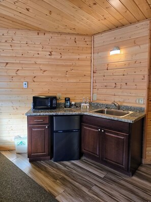 Private kitchen - Deluxe King Suite | Ground Floor | Walk-In Shower | Breakfast Included (Red Lodge)
