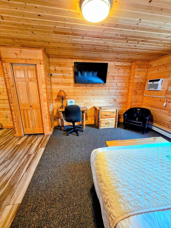 Room - Deluxe King Suite | Ground Floor | Walk-In Shower | Breakfast Included (Red Lodge)