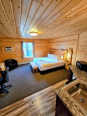 Room - Deluxe King Suite | Ground Floor | Walk-In Shower | Breakfast Included (Red Lodge)