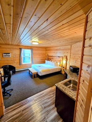 Room - Deluxe King Suite | Ground Floor | Walk-In Shower | Breakfast Included (Red Lodge)