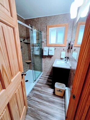 Bathroom - Deluxe King Suite | Ground Floor | Walk-In Shower | Breakfast Included (Red Lodge)