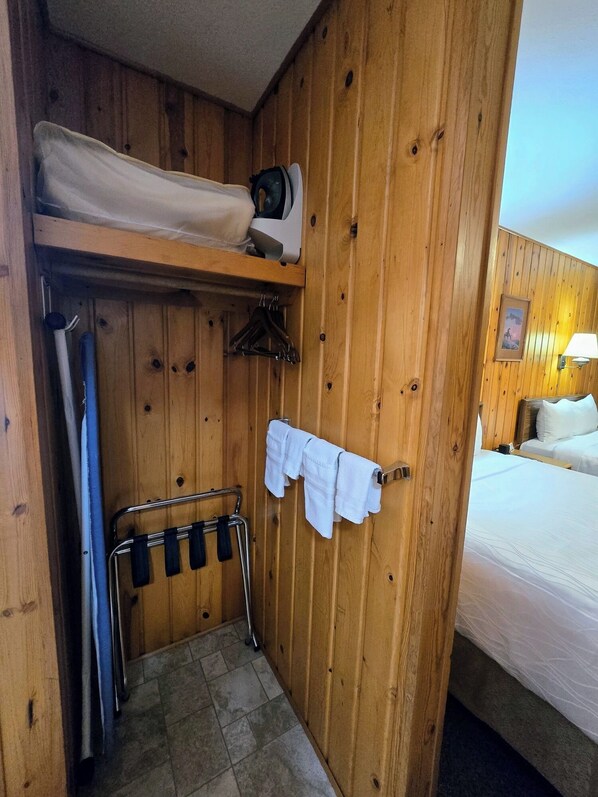 Room - Upstairs Room with 2 Queen Beds | Tub/Shower | Breakfast Included (Red Lodge)