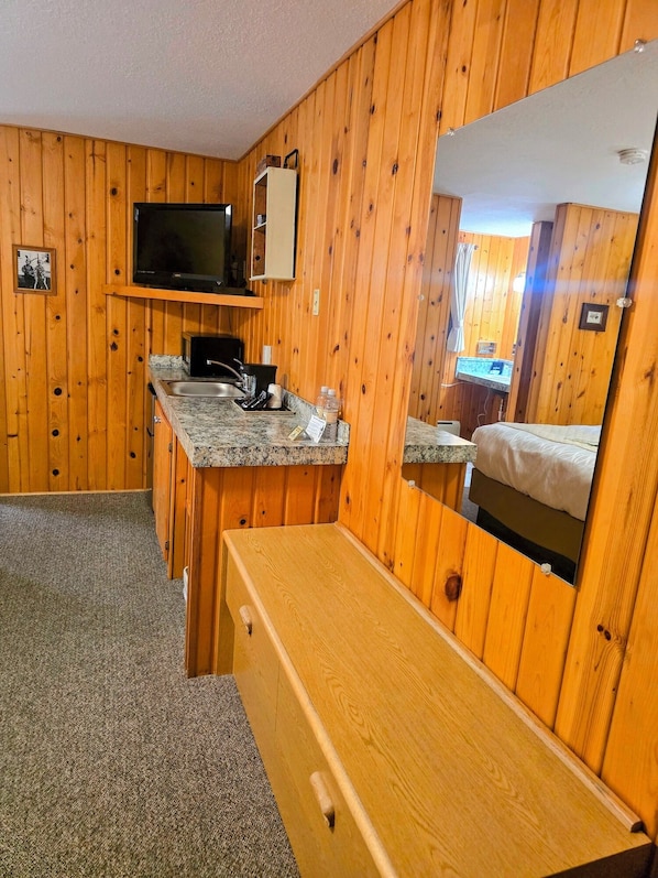 Room - Upstairs Room with 2 Queen Beds | Tub/Shower | Breakfast Included (Red Lodge)
