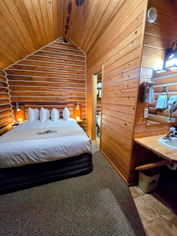 Room - Nice cabin with one queen bed and walk-in shower (Red Lodge)