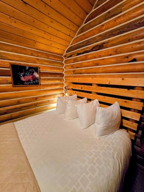 Room - Nice cabin with one queen bed and walk-in shower (Red Lodge)
