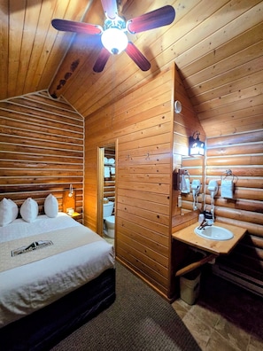 Room - Nice cabin with one queen bed and walk-in shower (Red Lodge)