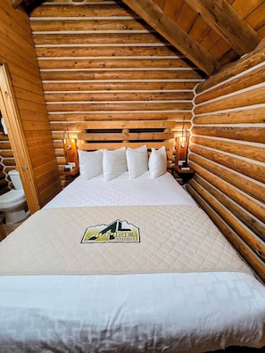 Room - Nice cabin with one queen bed and walk-in shower (Red Lodge)
