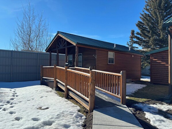 Exterior - Nice delux cabin with one kind bed, kitchen and walk-in shower (Red Lodge)