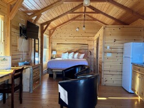 Room - Nice delux cabin with one kind bed, kitchen and walk-in shower (Red Lodge)