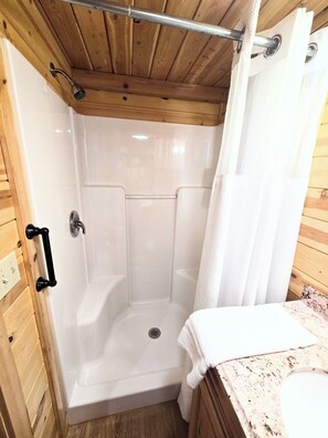 Bathroom - Nice delux cabin with one kind bed, kitchen and walk-in shower (Red Lodge)
