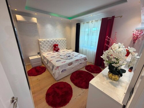 Elegant Modern Retreat with Stylish Comfort