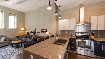 Coffee/tea maker, fridge, microwave, oven