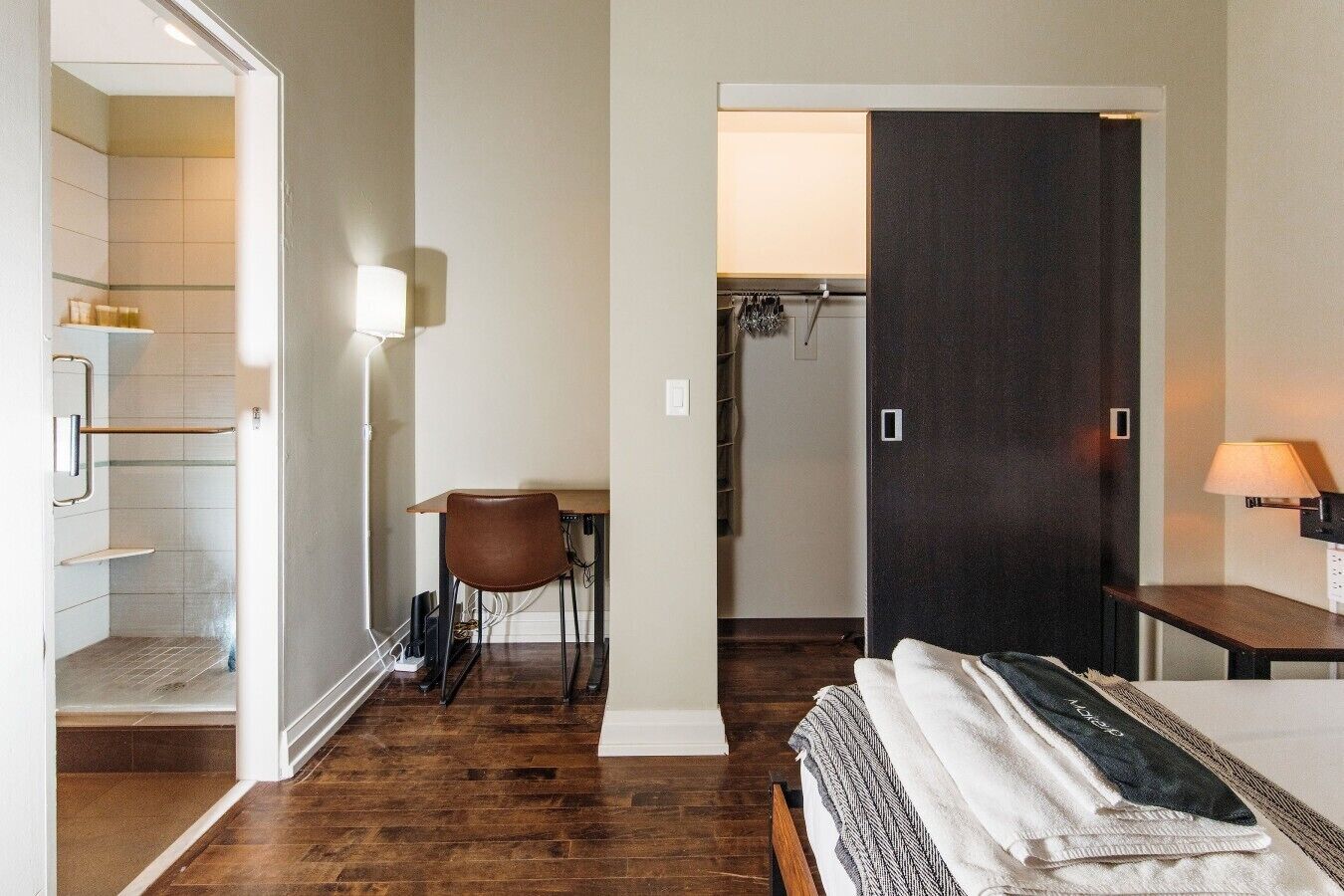 Desk, iron/ironing board, WiFi, bed sheets