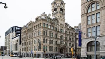 Un edificio histórico con una torre destacada, ventanas amplias y un estilo arquitectónico clásico.