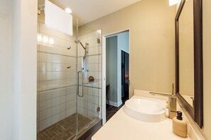 Hair dryer, towels - Downtown Luxe 2BR Loft Apt | Sleeps 8 | Walkable (Milwaukee)