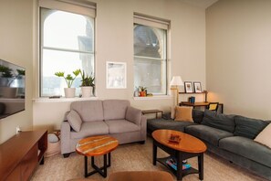 TV, books - Downtown Luxe 2BR Loft Apt | Sleeps 8 | Walkable (Milwaukee)