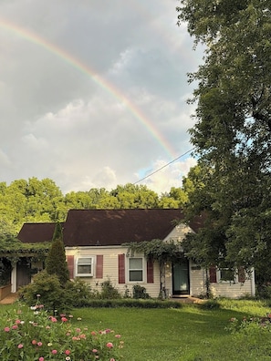 A house with a garden, a visible rainbow, and a clear sky. - Cozy Loft-Bed Bungalow near DWTN Nashville (Nashville)