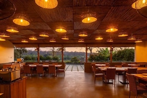 Outdoor dining - Dandeli Kali River Resort (Dandeli)