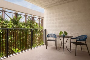 Outdoor dining - Stylish Garden Studio w/ Soaking Tub & Balcony (Miami)