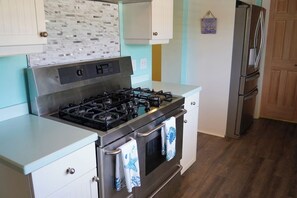 Wasserkocher mit Kaffee-/Teezubehör, Kühlschrank, Mikrowelle, Ofen