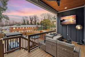 Terrace/patio - ★ STAY, SOAK & PLAY NEAR UPTOWN ★ SLEEPS 16 + HOT TUB, SAUNA, FIRE PIT & GAMES (Charlotte)