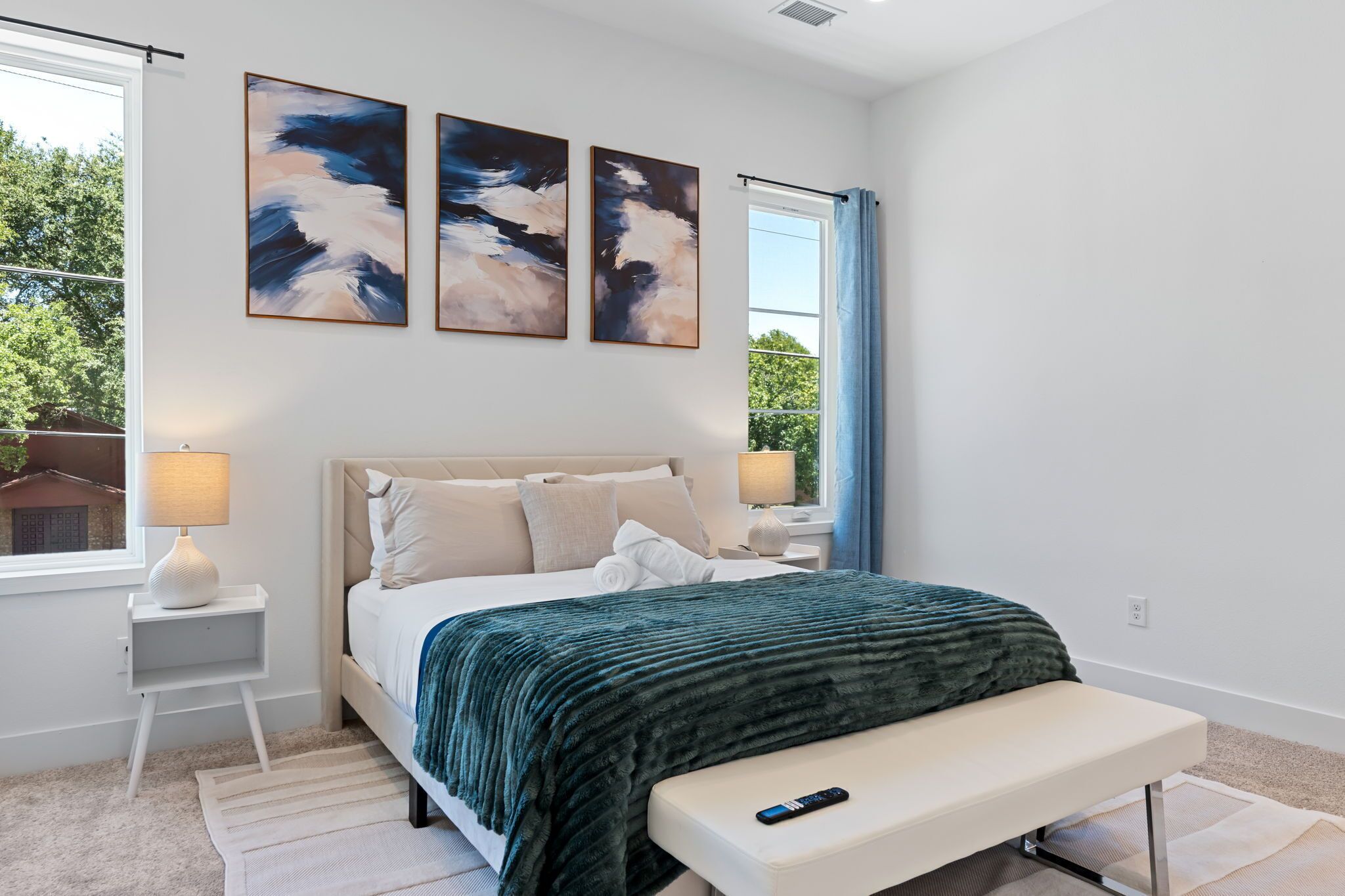 Tabla de planchar con plancha, wifi gratis y ropa de cama 