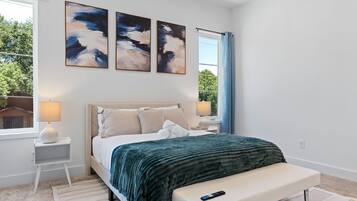 Tabla de planchar con plancha, wifi gratis y ropa de cama