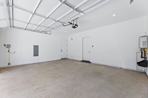 Ein geräumiger, leerer Raum im Industriedesign mit hoher Decke, weißen Wänden und einem Betonboden.
