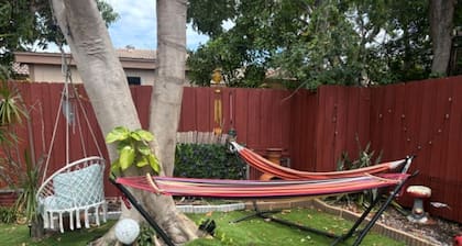 Guest-Favorite Cottage, Experienced 5-Star Host, Walk to the Beach