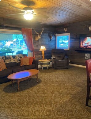 Smart TV - Nana & Papa’s Nest (Hutchinson)