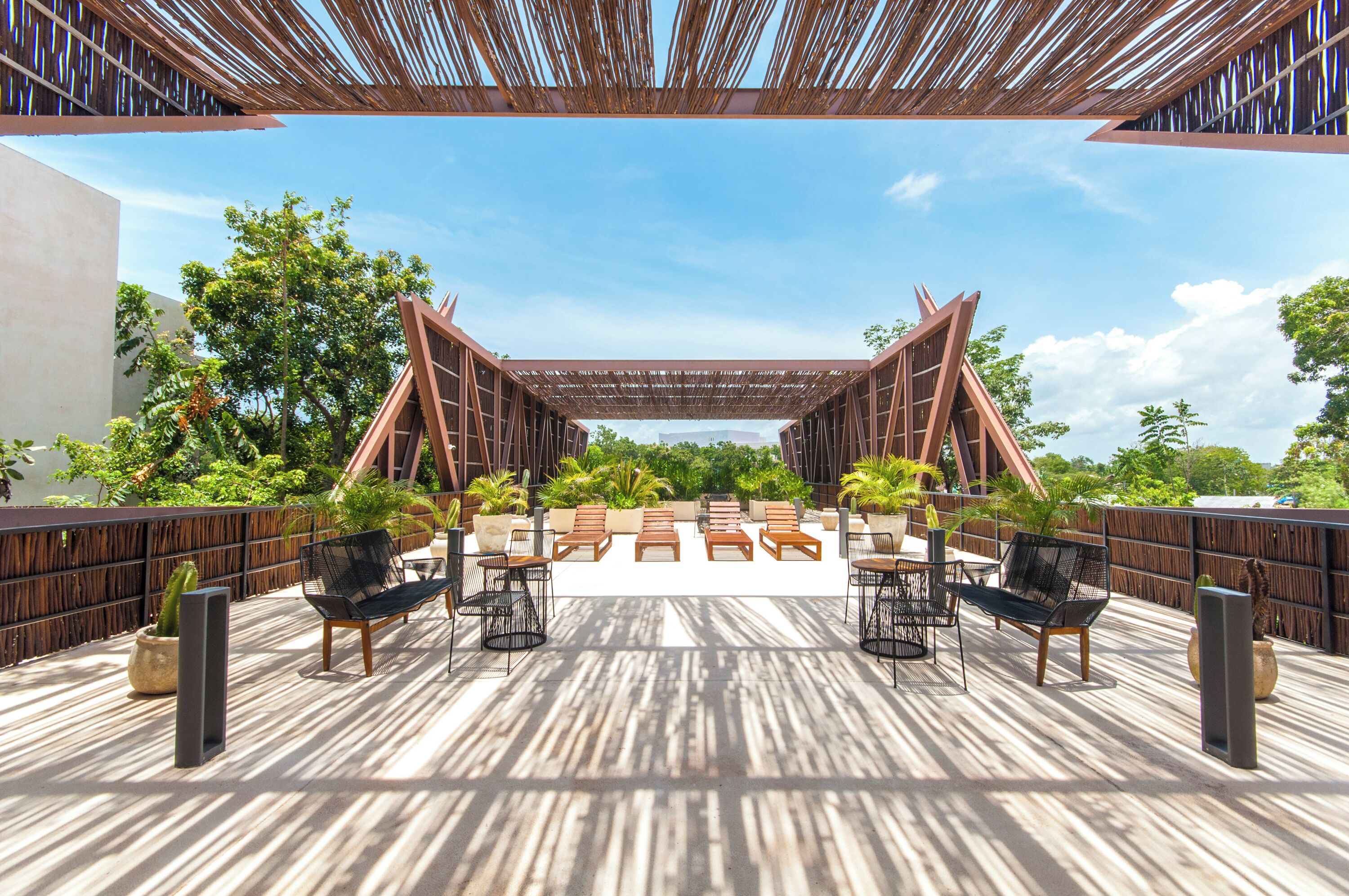 Ein Außenbereich mit Holzmöbeln und einer Pergola.