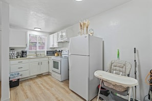 Coffee/tea maker, fridge, microwave, oven - 1BR Downtown-Close SLC Home, Sleeps 4 (Salt Lake City)