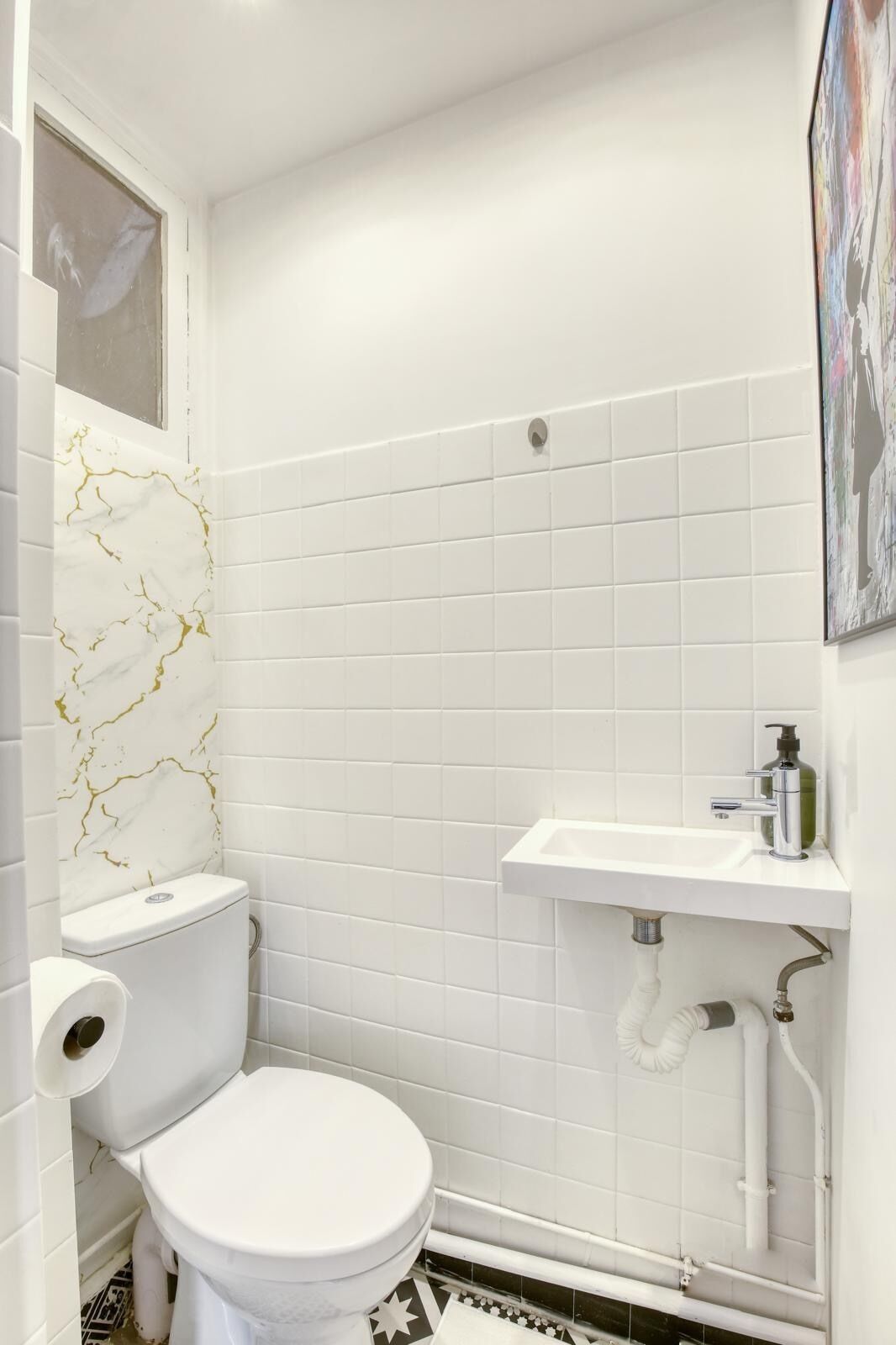 Haartrockner, Handtücher, Seife, Toilettenpapier