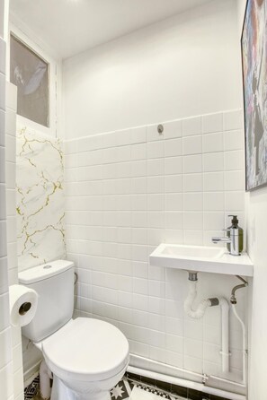 Haartrockner, Handtücher, Seife, Toilettenpapier